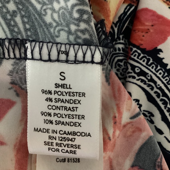 Beautiful polyester top size small - Picture 6 of 6